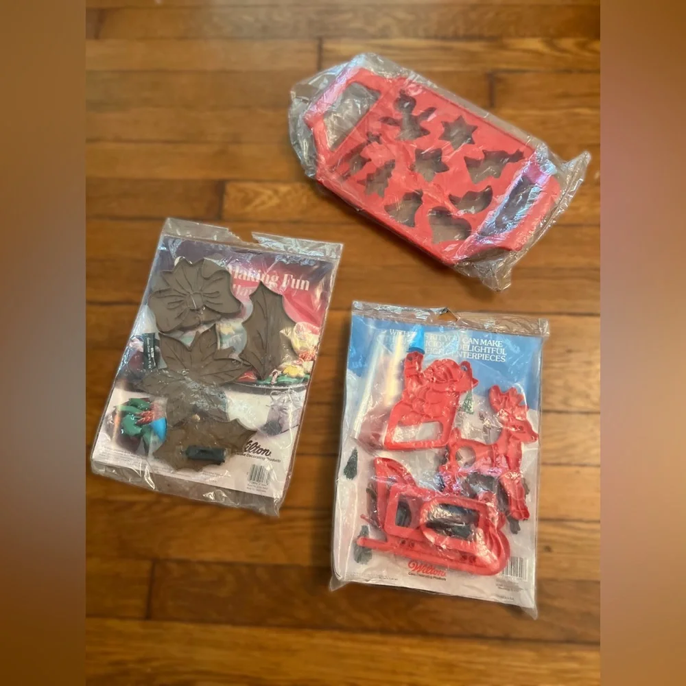Vintage Holiday Cookie Kit Bundle - Santa, Wreath & Mold Set